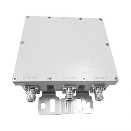 مُجمِّع ثلاثي الإرسال بترددات الراديو